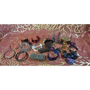 Fashion Bracelet Bundle – 18 Pieces, Mixed Materials & Designs